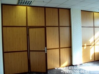 офисные перегородки с сочетанием ДСП древесного цвета и коричневого профиля  перегородим.РУ